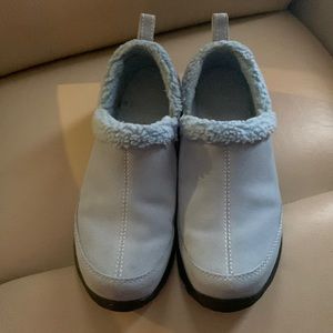 Land’s End powder blue size 71/2b shoes.
